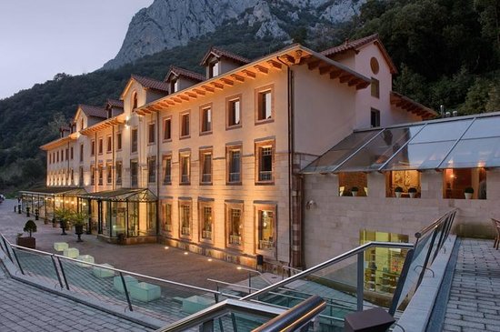 hotel-balneario-la-hermida
